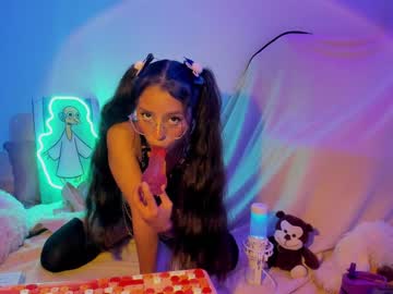 [04-10-22] ainhoawilliams record video with toys