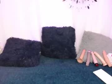 [24-10-22] hanna__honey_ record video with toys