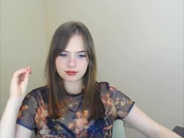 [13-08-22] im_oliviaa record video with toys