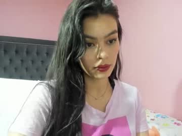 [07-01-23] vanessza_18 record video with toys