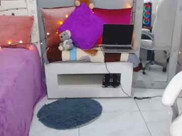 [18-04-22] petite_rosa video with toys
