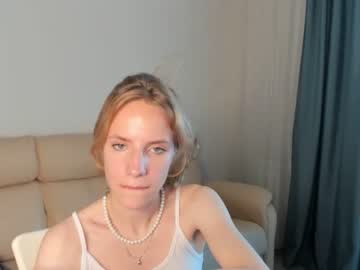 [26-07-22] imogen_moody video with toys