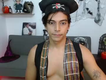 [26-10-23] hot_rafael record video with toys