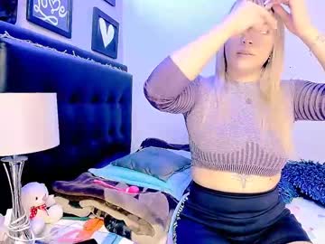 [30-10-23] daniela_beauty record video with toys
