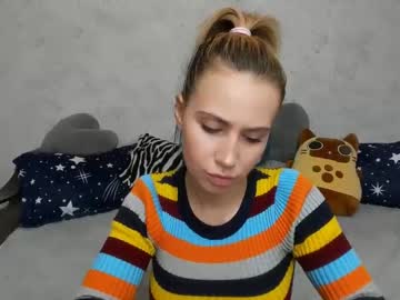 [05-06-23] petitemilf94 record public show from Chaturbate