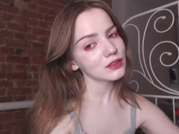 [14-05-24] chloe_wilsonn record video with toys