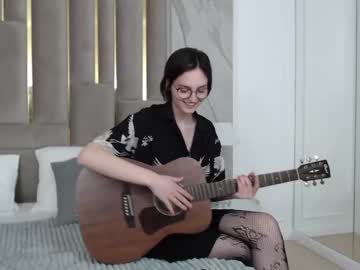 [14-04-22] meganpitts record video with toys