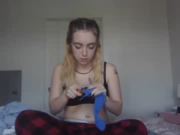 [24-10-23] princesschloequinn record video with toys