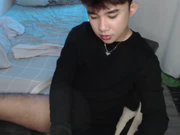 [18-07-23] cam_boi97 record video with toys