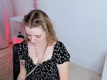 [28-08-22] danni_kelso record video with toys