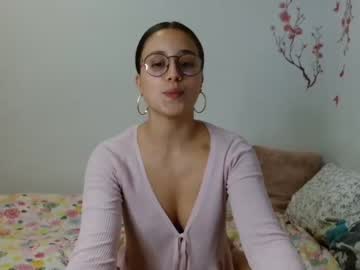 [23-04-23] adela_serrano video with toys