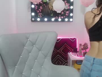 [13-02-23] sweet_emmiily_ record video with toys