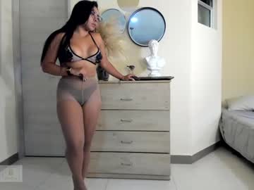 [11-04-24] aleja_belle record video with toys