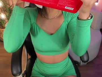 [18-10-23] abbyrogers_ video with toys