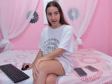 [24-03-22] shyla_hoppen_ record video with toys