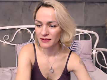 [21-04-23] leila_blonde video with toys