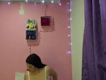 [18-03-22] isabela_2502 record video with toys