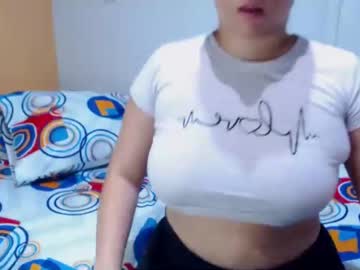 [05-09-22] kimberlyy_09 record video with toys