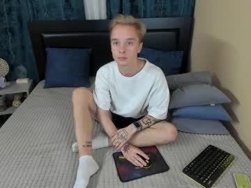 [21-07-23] kristian_shy record video with toys